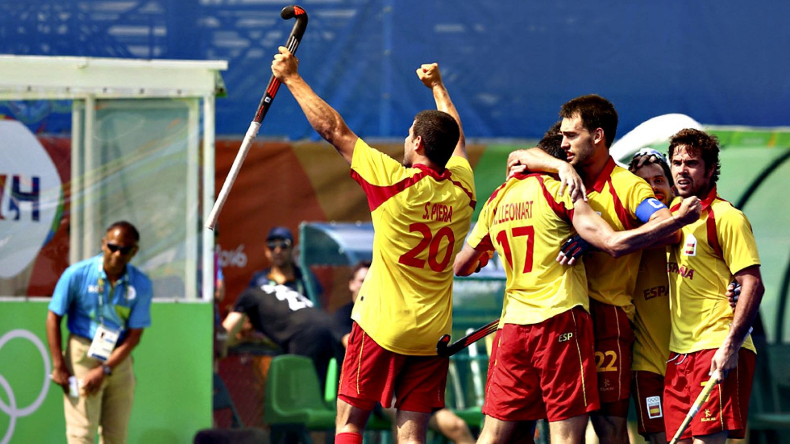 Un golazo de Xavi Lleonart en el último minuto del partido frente a Nueva Zelanda dio a España su tercera victoria (2-3) en el hockey de Río, con la que abre la puerta de los cuartos de final a falta de los dos últimos partidos del grupo con Bélgica
