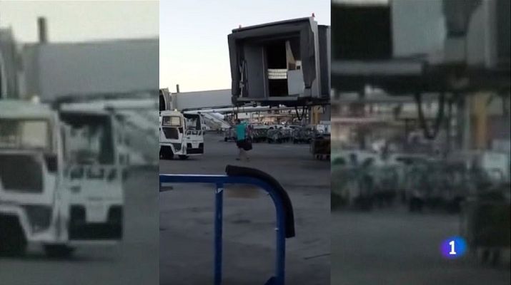 Telediario 1 - Un pasajero salta a la pista del aeropuerto de Barajas y consigue subir al avión que perdía