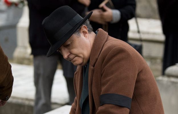 Amar en tiempos revueltos - Manolita consuela a Pelayo