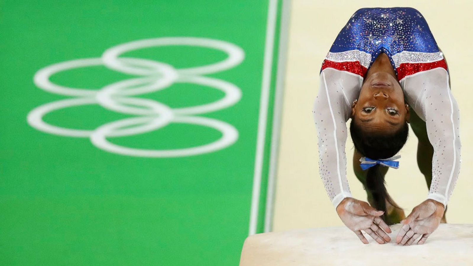 La estrella de la gimansia artística en los Juegos Olímpicos de Río, Simone Biles, ha conseguido un espléndido 15.886 puntos, situándose desde el inicio en primera posición.