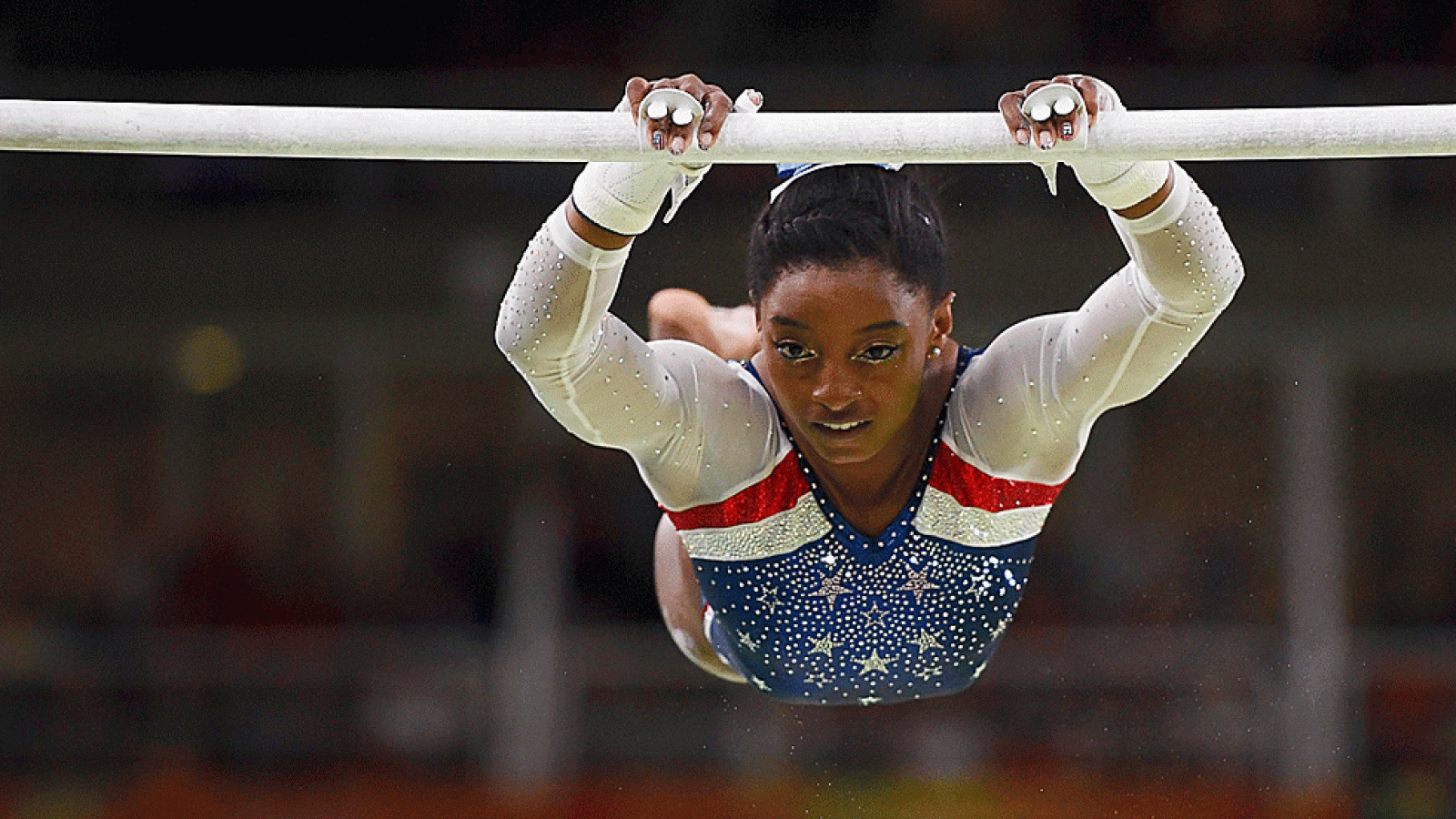 Simone Biles 'tropieza' en las barras asimétricas en la final individual de gimnasia artística de Río 2016 | Ver