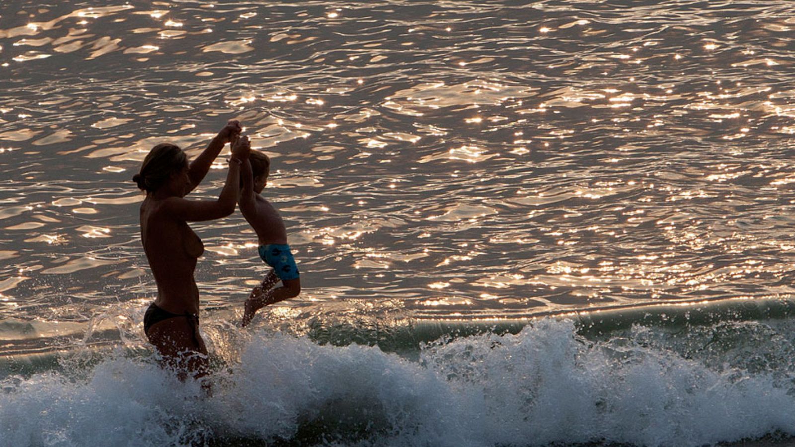 Más calor en Galicia  y fuerte levante en el Estrecho