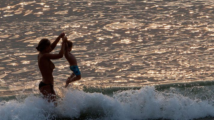 El tiempo - Más calor en Galicia  y fuerte levante en el Estrecho