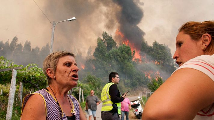 Telediario 1 - Varios de los incendios activos en Galicia amenazan a zonas habitadas