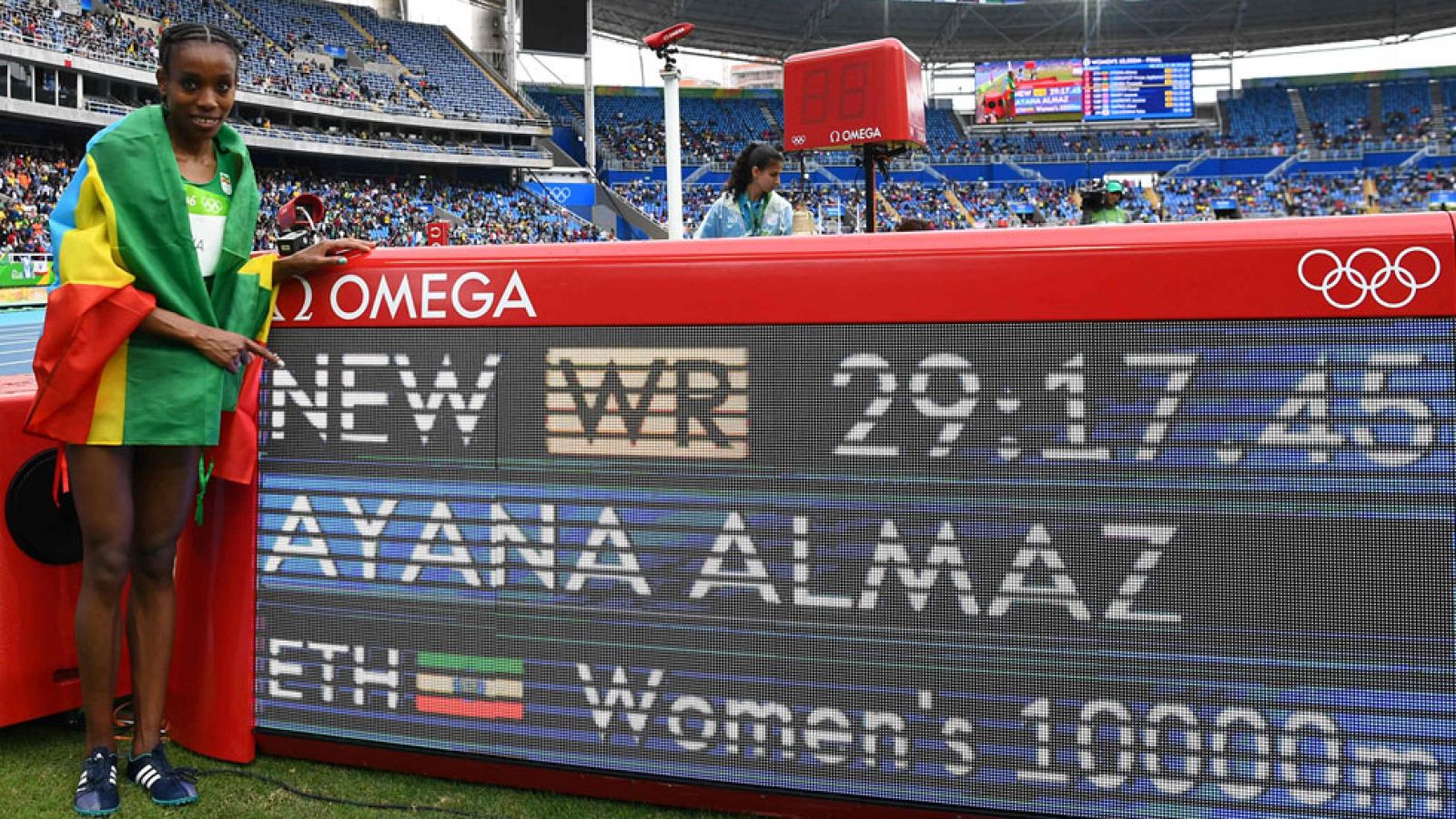 Almaz Ayana ha ganado el primer oro de la competición de atletismo en los Juegos de Río tras ganar la carrera de 10.000 metros con una marca de 29:17.45, catorce segundos menos que la anterior plusmarca mundial.
