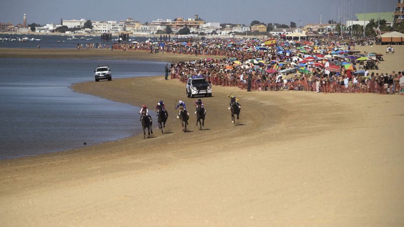 Calor suave en las playas y viento fuerte en el estrecho