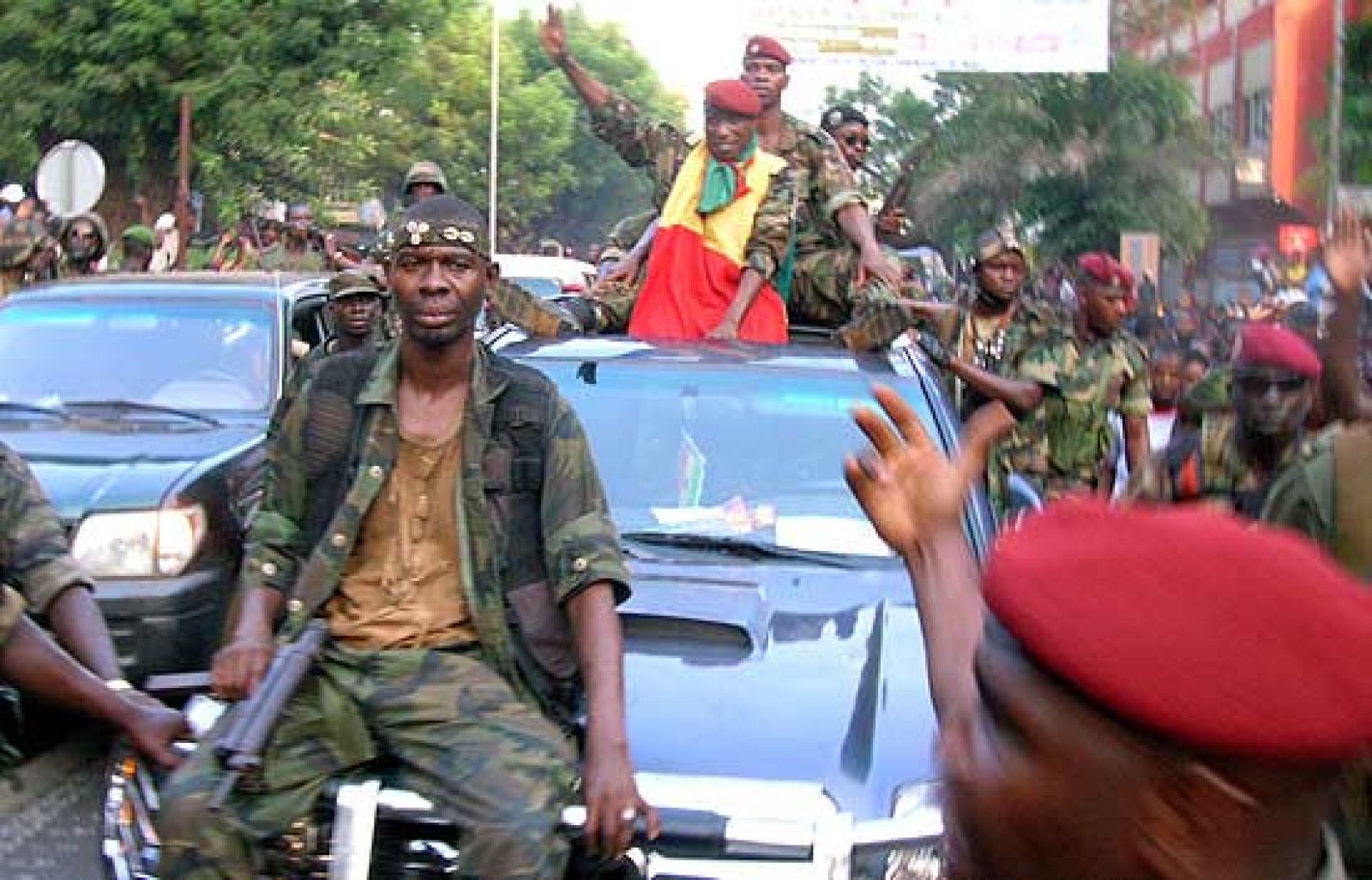 El presidente de Senegal, Abdulaye Wade, ha pedido este viernes en París apoyo para la junta militar que se ha hecho con el poder en Guinea Conakry después de dar un golpe de Estado tras la muerte del presidente Lansana Conte.