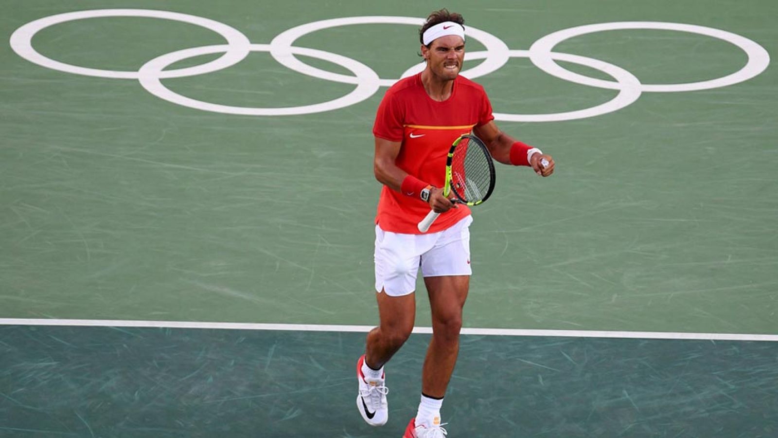 Con 5-4 perdiendo en el tercer set tras romperle el saque Del Potro, Nadal se rehizo para devolverle la moneda al resto y dejándolo en blanco para el 5-5.