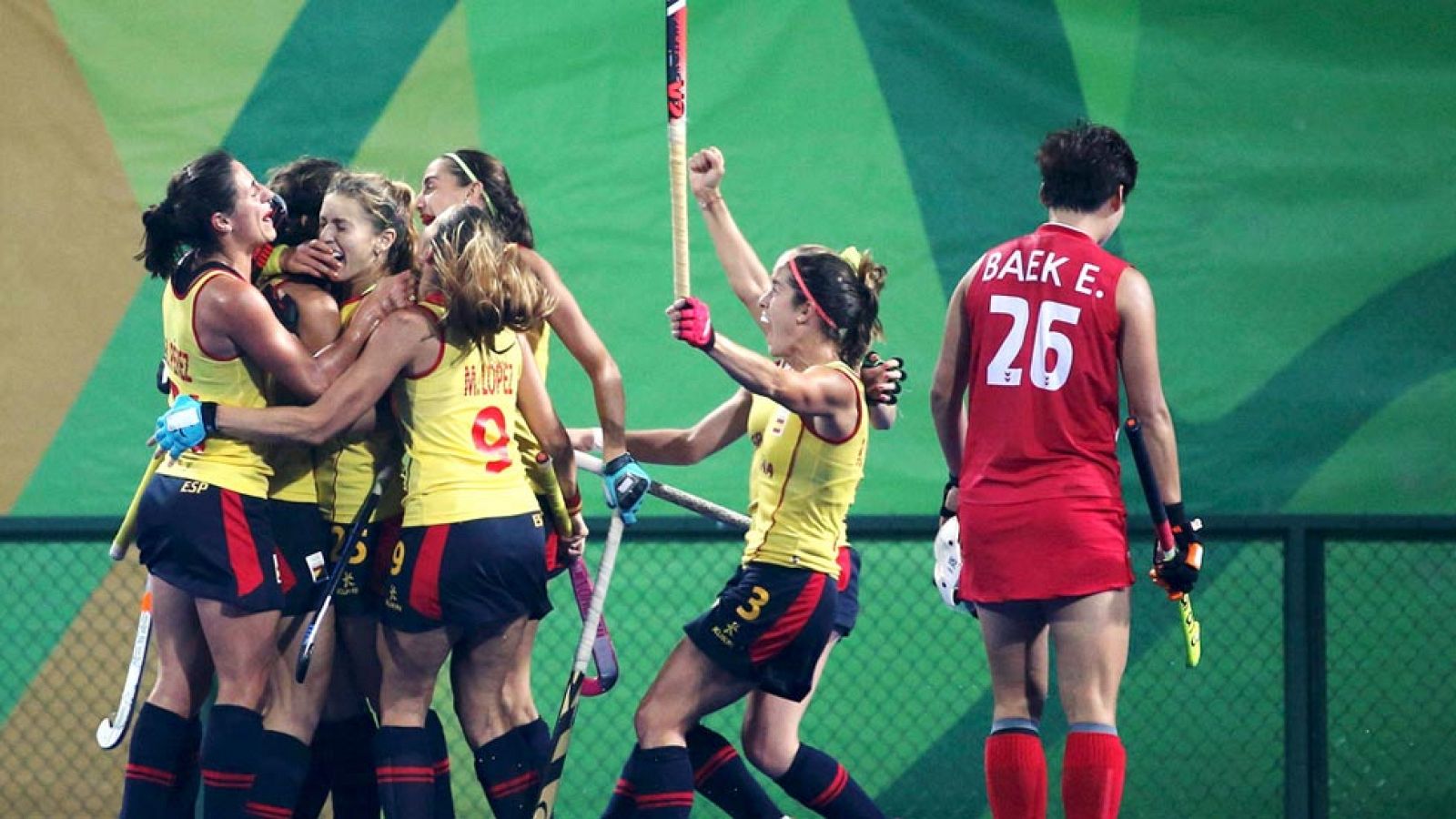 España gana 3-2 a Corea del Sur