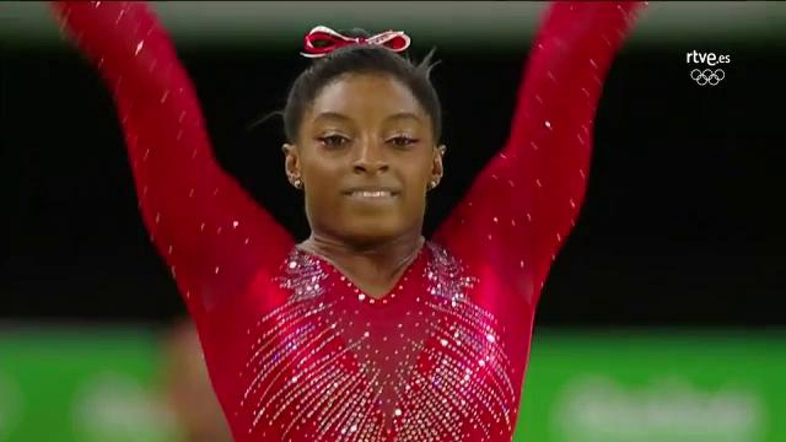 La reina de la gimnasia artística, Simone Biles, ha conseguido una nota de 15.966 en la final de salto, lo que le ha dado el oro olímpico. En este primer salto ha obtenido una puntuación de 15.900.