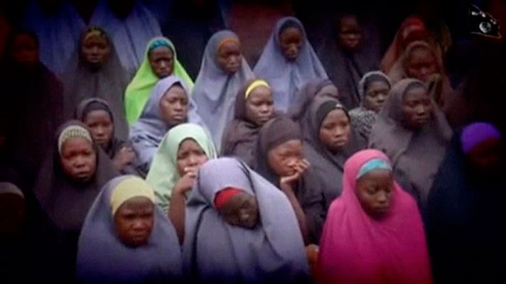 Telediario 1 - El grupo islamista Boko Haram ha difundido un nuevo video con el supuesto grupo de niñas y jóvenes secuestradas hace dos años