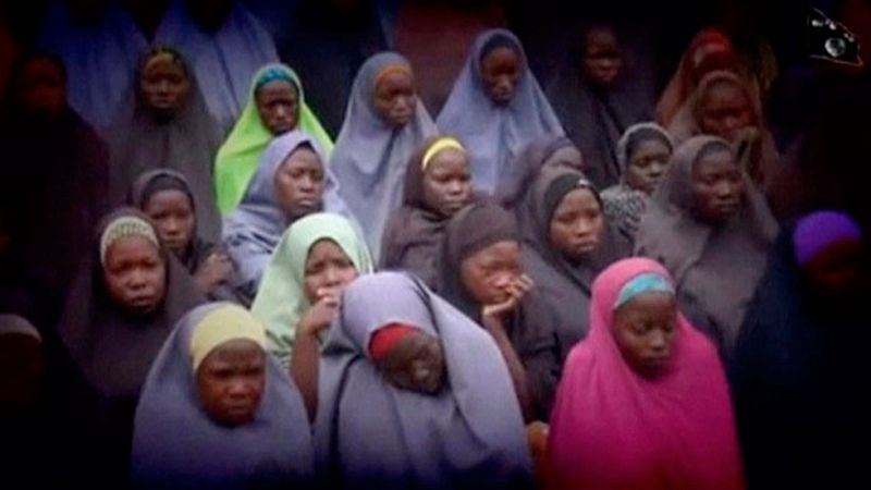 El grupo islamista Boko Haram ha difundido un nuevo video con el supuesto grupo de niñas y jóvenes secuestradas hace dos años