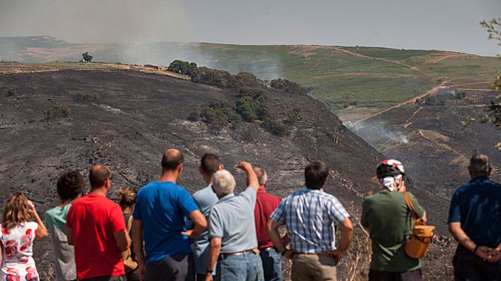 Telediario 1 - Se desactiva la alerta en el pueblo de Trives, aunque el fuego sigue quemando Galicia