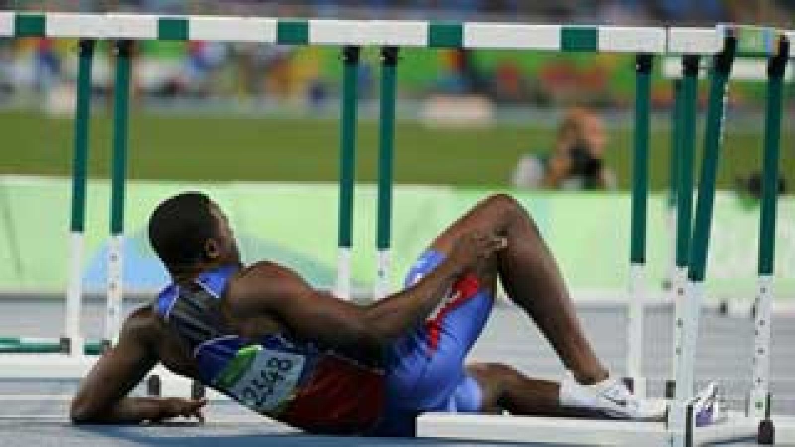 El haitiano Jeffrey Julmis cae en la primera valla de los 110 metros