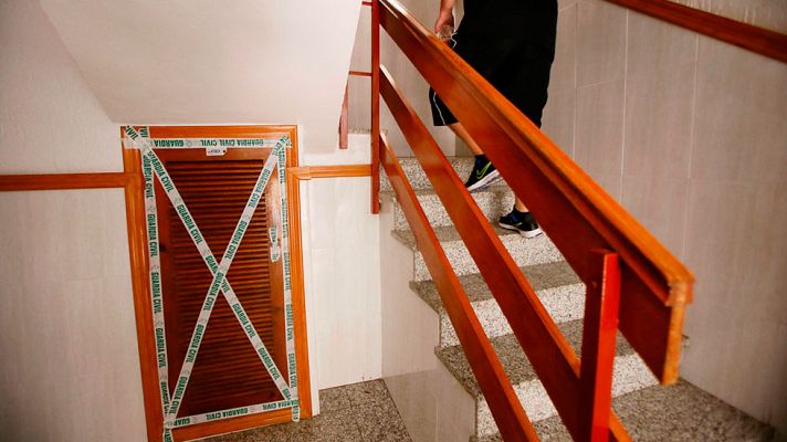 Telediario 1 - Detenido un hombre tras hallar el cadáver de su pareja en un cuarto de contadores en Torrevieja