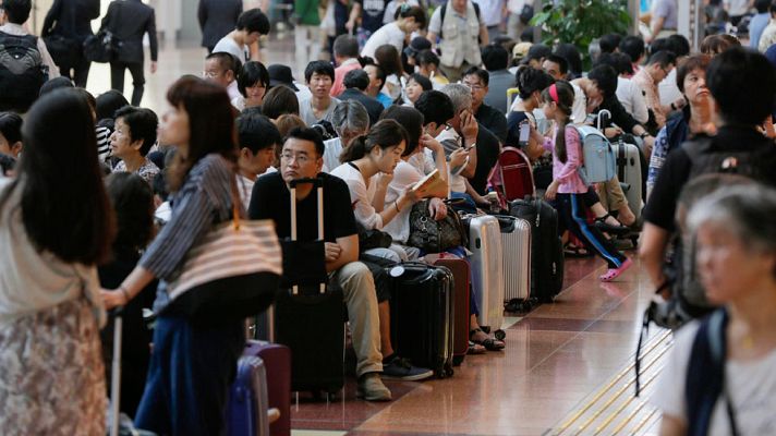 Telediario 1 - El tifón Mindulle paraliza el tráfico aéreo de Tokio y afecta a gran parte de Japón