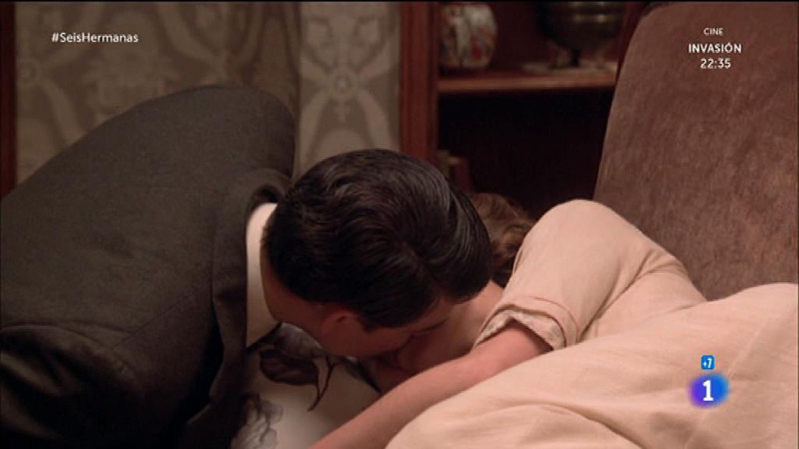 Emilio le roba un beso a Blanca mientras duerme