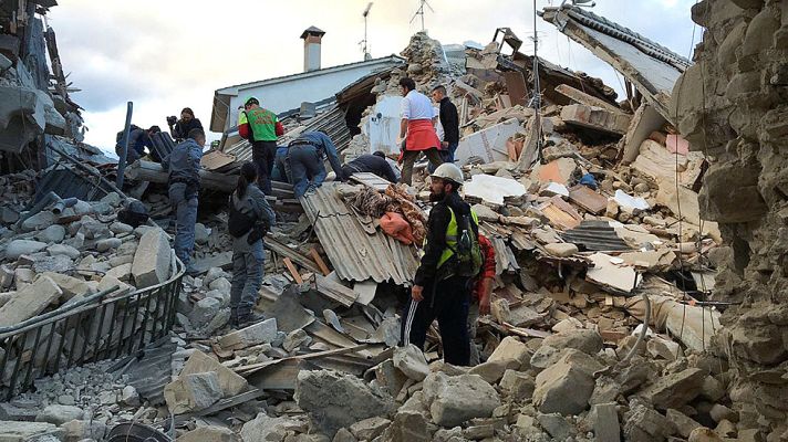 Telediario 1 - Un fuerte terremoto sacude el centro de Italia