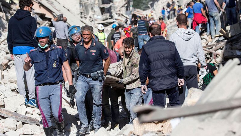 Los equipos de rescate buscan desaparecidos entre los escombros tras el terremoto en centro de Italia