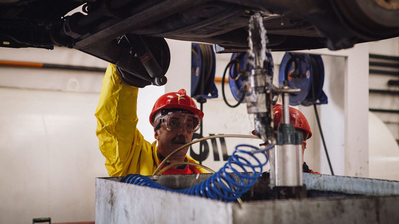 Trabajo Temporal - Santi Rodriguez desmonta una puerta
