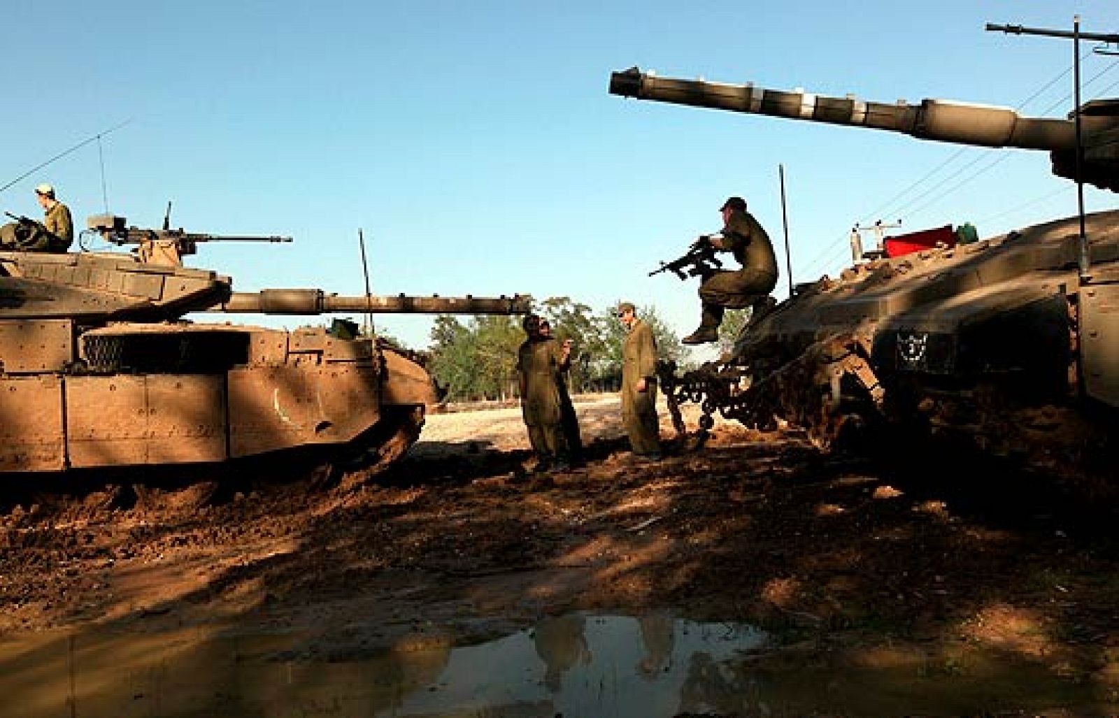 Moratinos pide a Hamás que deje de lanzar cohetes y a Israel que declare el alto el fuego