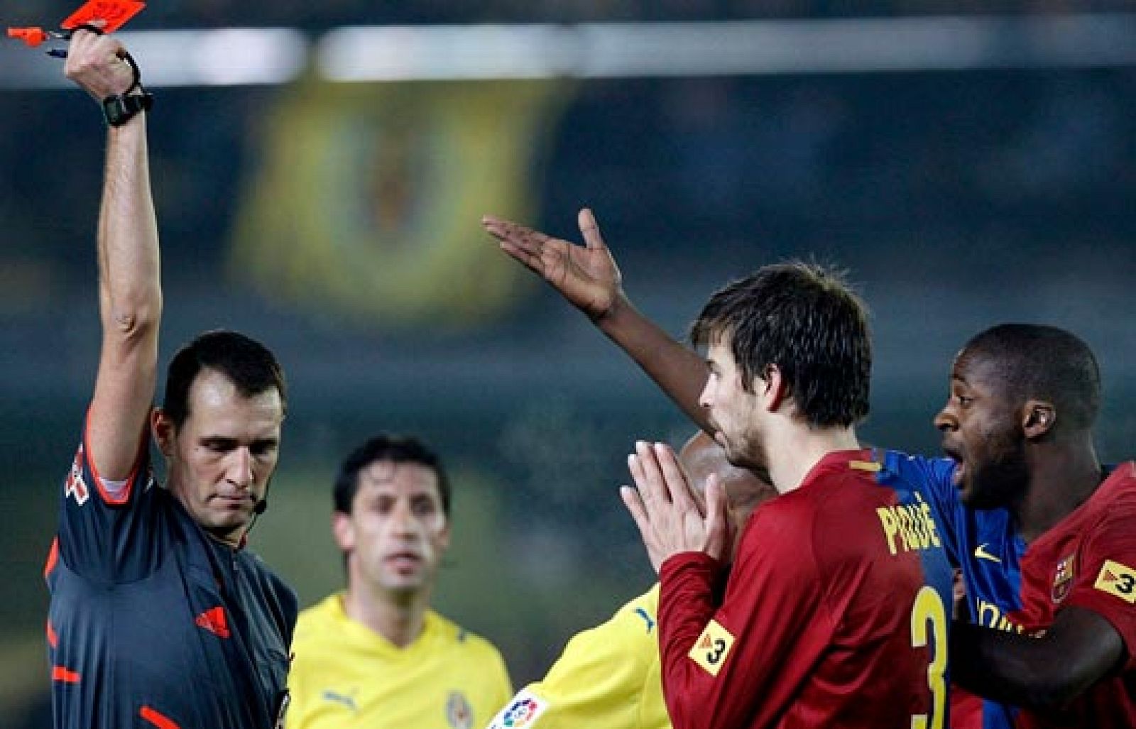 Piqué celebra su 'no-expulsión' | Ver