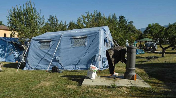Telediario 1 - Más de 2.000 personas pernoctan en los campamentos instalados tras el seísmo en Italia