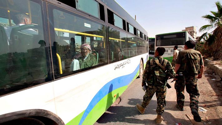 Telediario 1 - Milicianos rebeldes y civiles salen de Daraya tras el acuerdo con el régimen de Siria