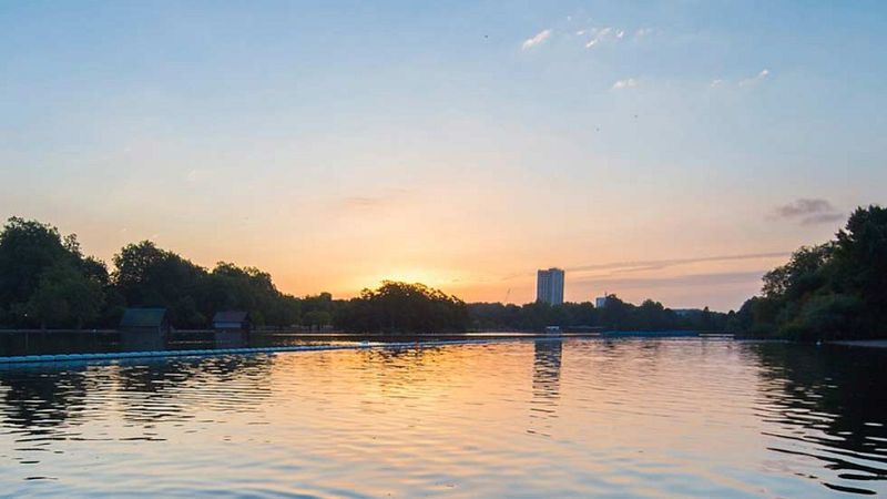 Aumento de las temperaturas en el Cantábrico y viento fuerte en el Estrecho