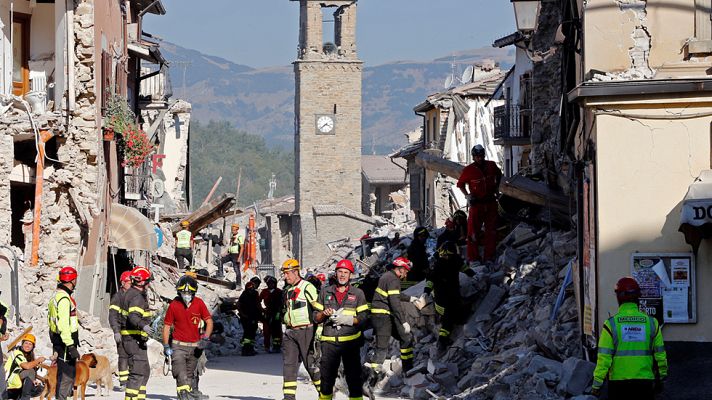 Telediario 1 - Continúan las tareas de búsqueda y desescombro en Amatrice tras el terremoto entre réplicas