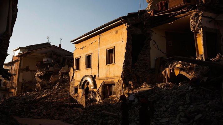 Telediario 1 - Los seísmos, enemigos de la identidad cultural