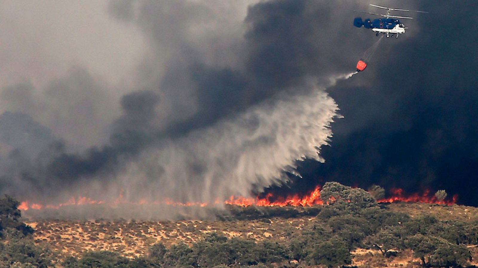 El incendio de El Castillo de las Guardias, en Sevilla, sigue sin control tras haber quemado 1.500 hectáreas