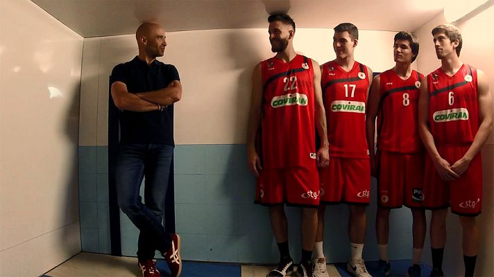 Desafía tu mente - ¿Es Lobato igual de alto que los jugadores de baloncesto?