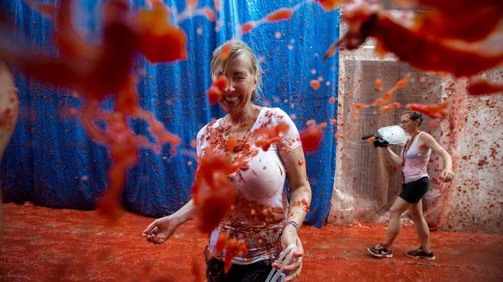 Telediario 1 - La Tomatina de Buñol cubre de rojo la localidad valenciana