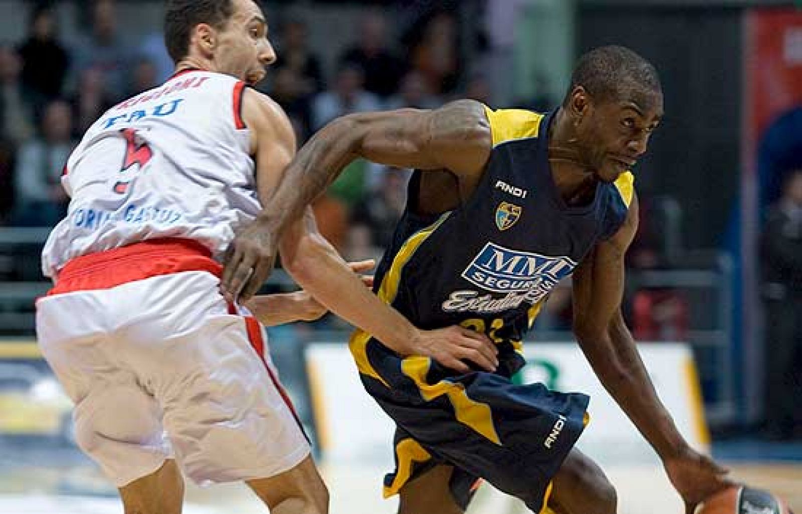 El TAU Cerámica impone su ley ante el MMT Estudiantes por 100-81, un marcador que no refleja claramente lo que fue el encuentro, ya que los colegiales vendieron cara la derrota.