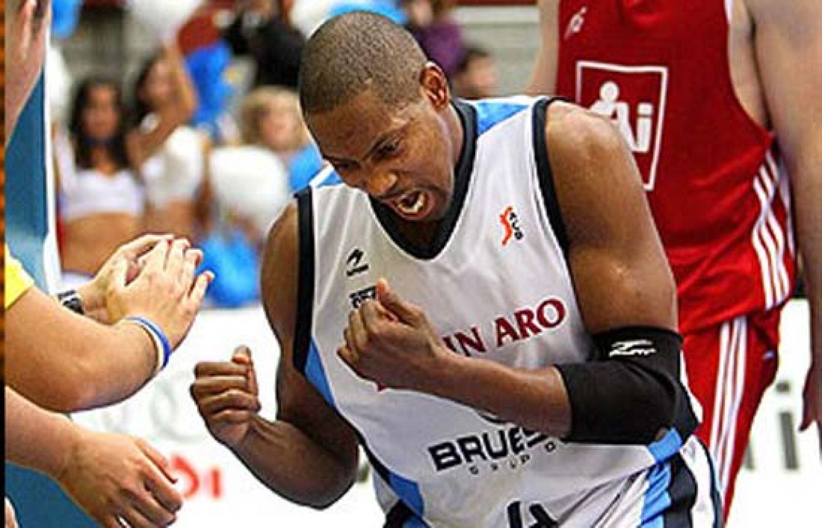 Un triple de Hopkins en el último segundo da la victoria al Bruesa ante el Unicaja (82-81), con prórroga incluida.