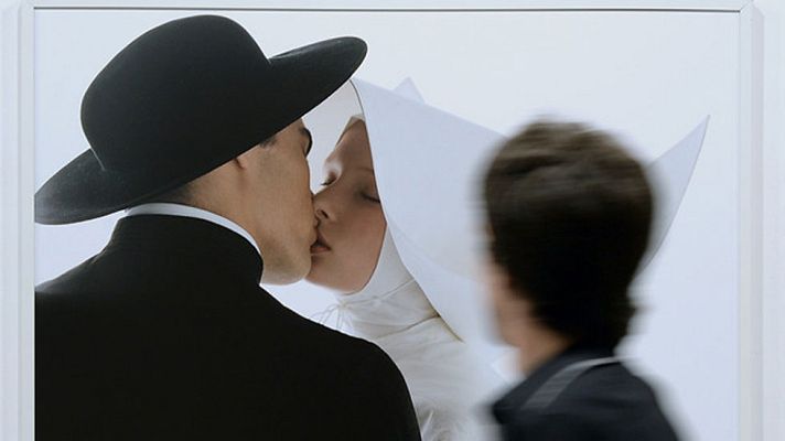 Telediario 1 - El fotógrafo de firmas como Benetton ha presentado su primera exposición en España. Se titula: 'Oliviero Toscani¿