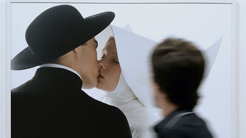 El fotógrafo de firmas como Benetton ha presentado su primera exposición en España. Se titula: 'Oliviero Toscani¿