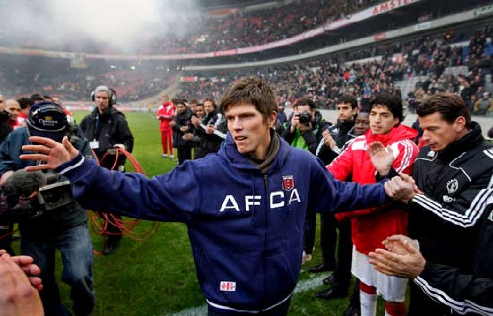 El reciente fichaje del Real Madrid, Klaas-Jan Huntelaar, se ha despedido de la que hasta ahora ha sido su afición. Huntelaar ha asistido al último encuentro del año de su ex equipo, el Ajax de Amsterdam.
