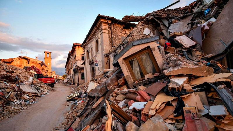 Amatrice sigue buscando posibles v�ctimas bajo los escombros del terremoto