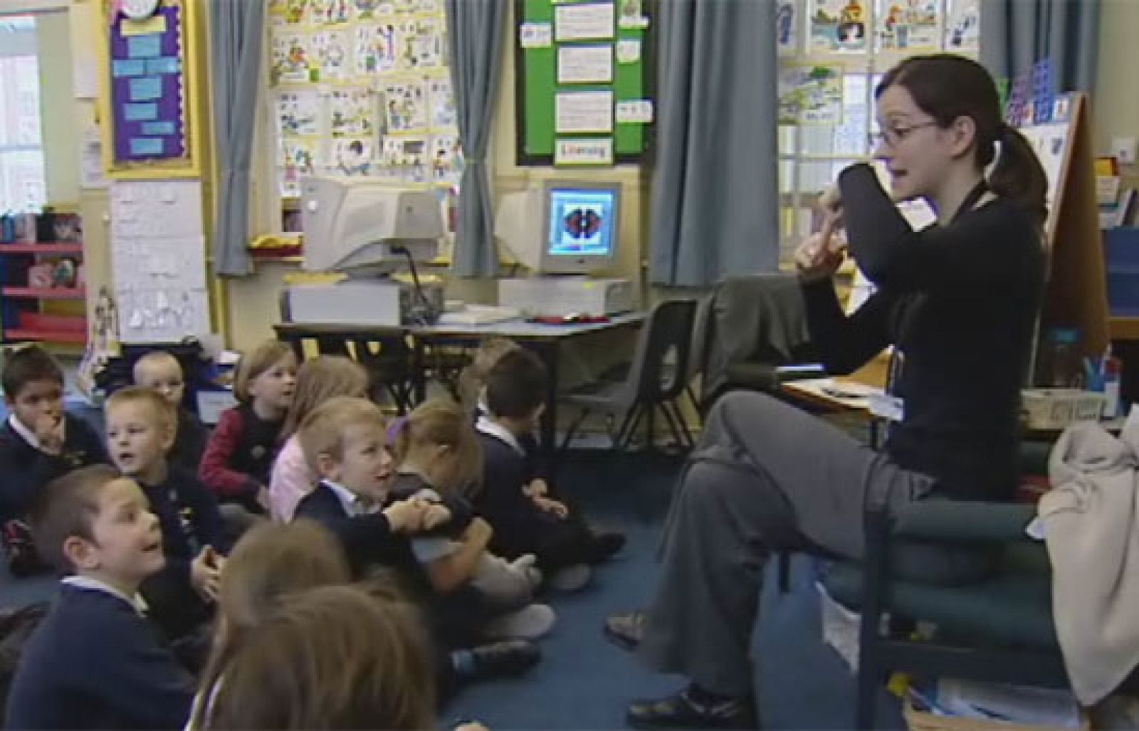 En Inglaterra en un colegio con alumnos de los cinco continentes los profesores utilizan una versión de la lengua de signos para poder entenderse con ellos | Ver