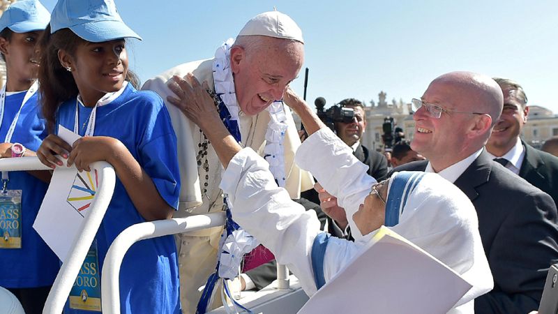 Miles de fieles llegan a Italia para participar en la canonización de la Madre Teresa de Calcuta.