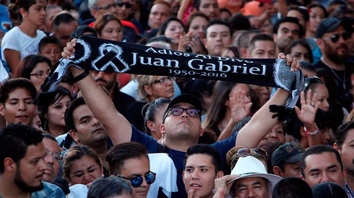 Telediario 1 - Los restos de Juan Gabriel llegan a México para una despedida multitudinaria