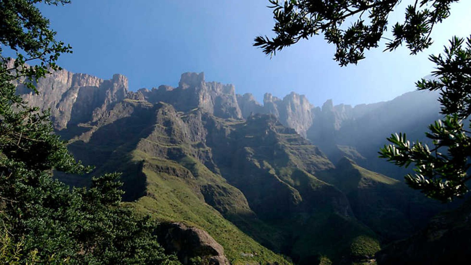 Grandes documentales - África extrema: Las Montañas del Dragón. Sobrevivir en la cumbre - ver ahora