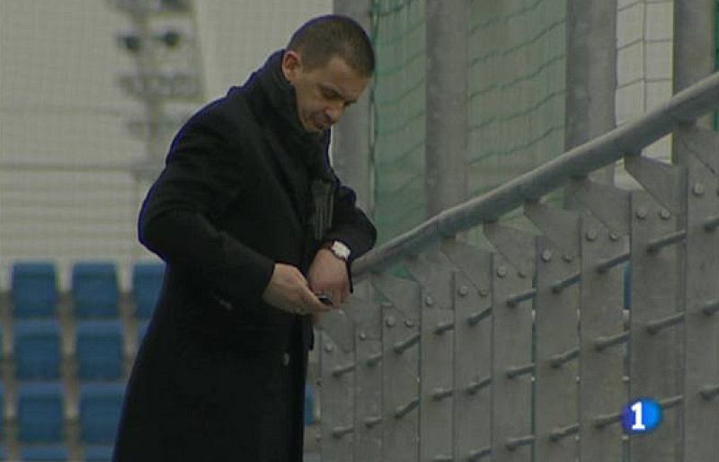 El Real Madrid deberá decidir a cuál de sus dos nuevos fichajes inscribirá en la Champions. Tras la despedida de Huntelaar del Ajax la decisión se le pone difícil al club.