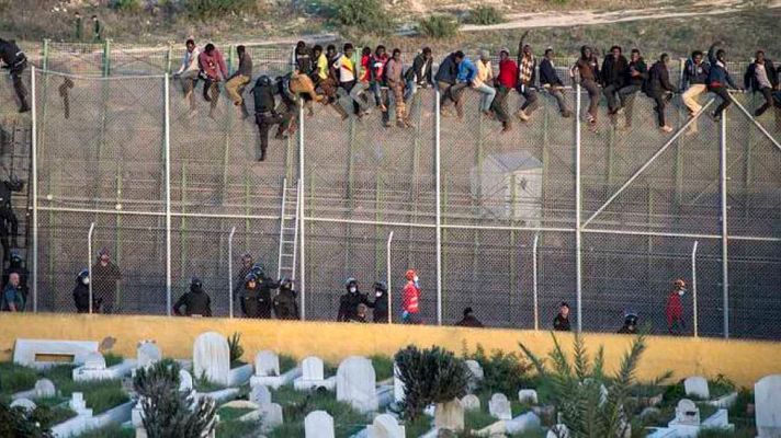 Telediario 1 - 65 inmigrantes encaramados a la valla de Ceuta