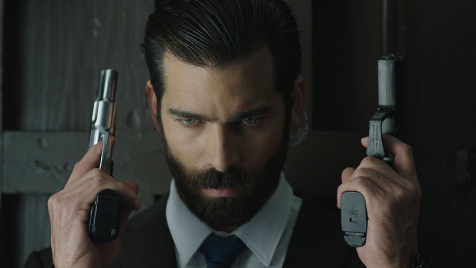 Tras pasar varios meses cumpliendo peligrosas misiones con su unidad del Grupo de Acción Rápida de la Guardia Civil, el teniente Robles vuelve a Ezcaray para reencontrarse con su excompañero, el cabo primero Olmos.