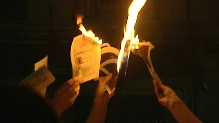 Telediario 1 - Los Mossos investigan la quema de banderas de España y fotos del rey en la Diada
