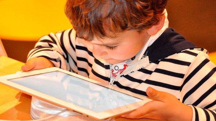 Telediario 1 - Más de la mitad de los padres no ven los peligros de internet