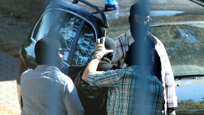 Telediario 1 - Detenidos en Alemania tres sirios acusados de haber sido enviados por el Estado Islámico